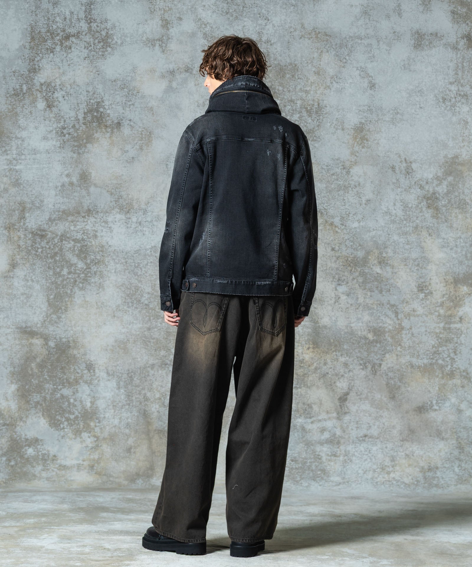 H:186 / C:89 / W:71 / H:92 着用サイズ:L