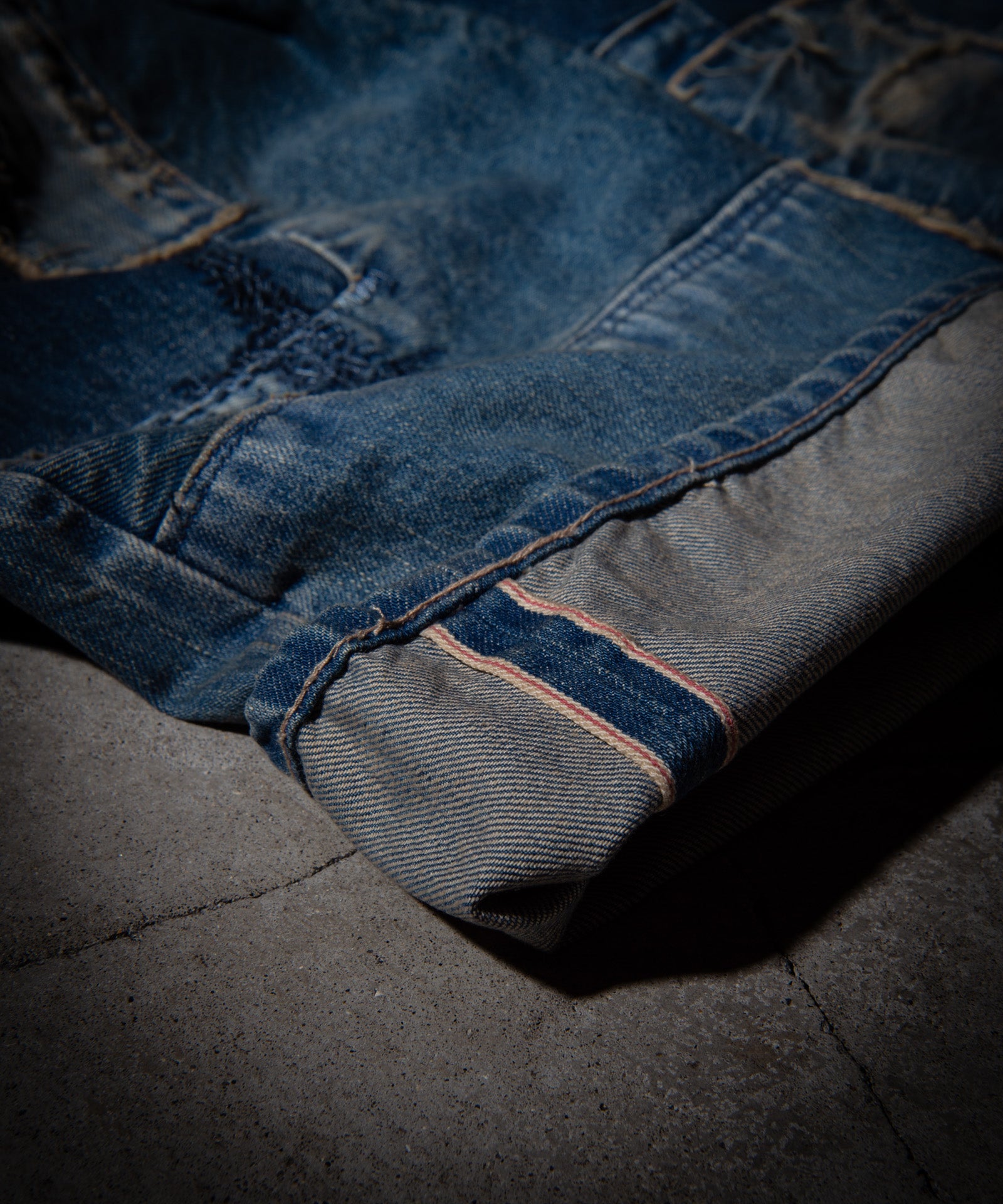 国産セルヴィッジデニムの証、赤耳