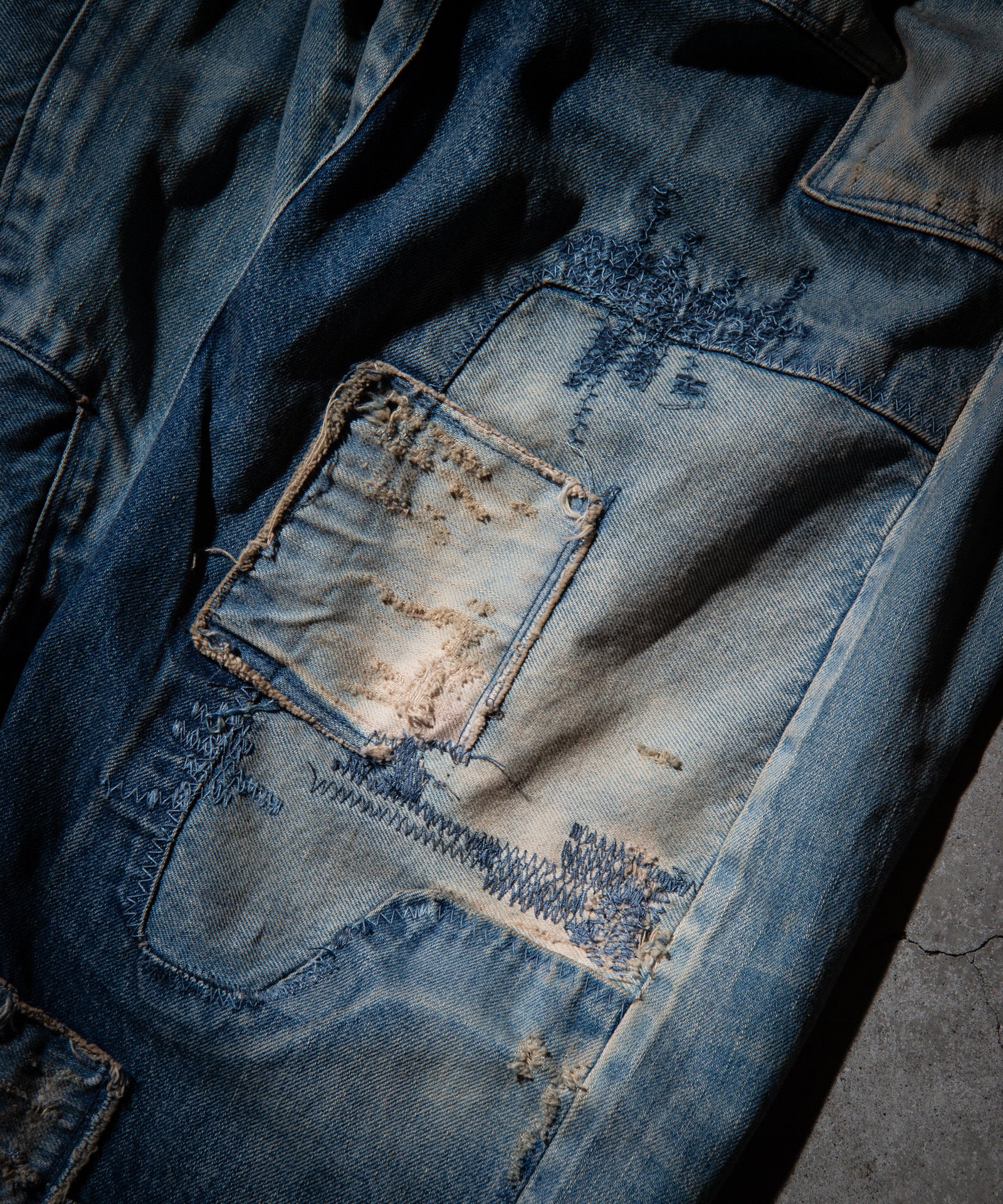 敢えてラフなステッチを施し、遊び心あるルックに