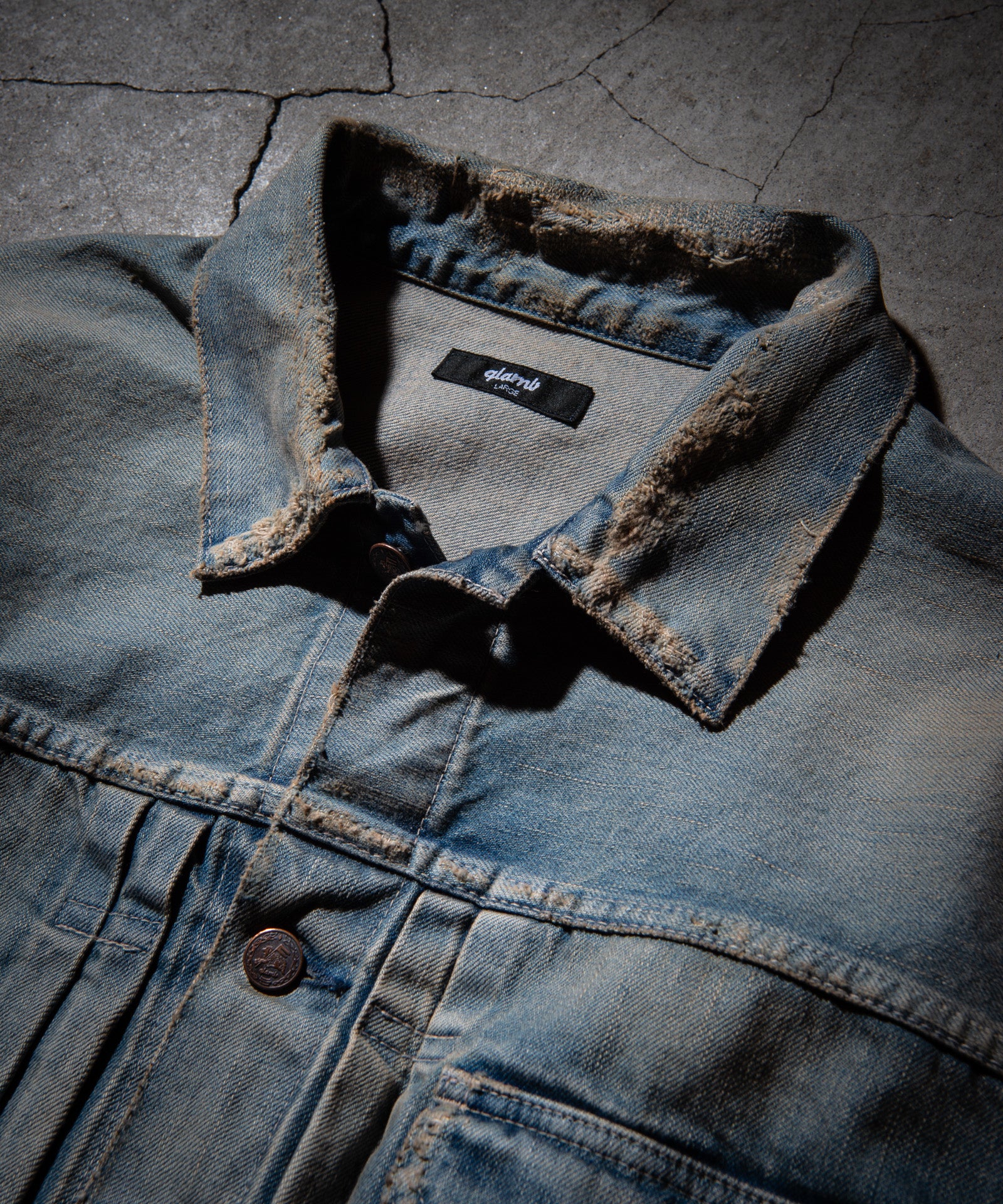 繊細なステッチで補強し、大切に着用されてきたムードを演出