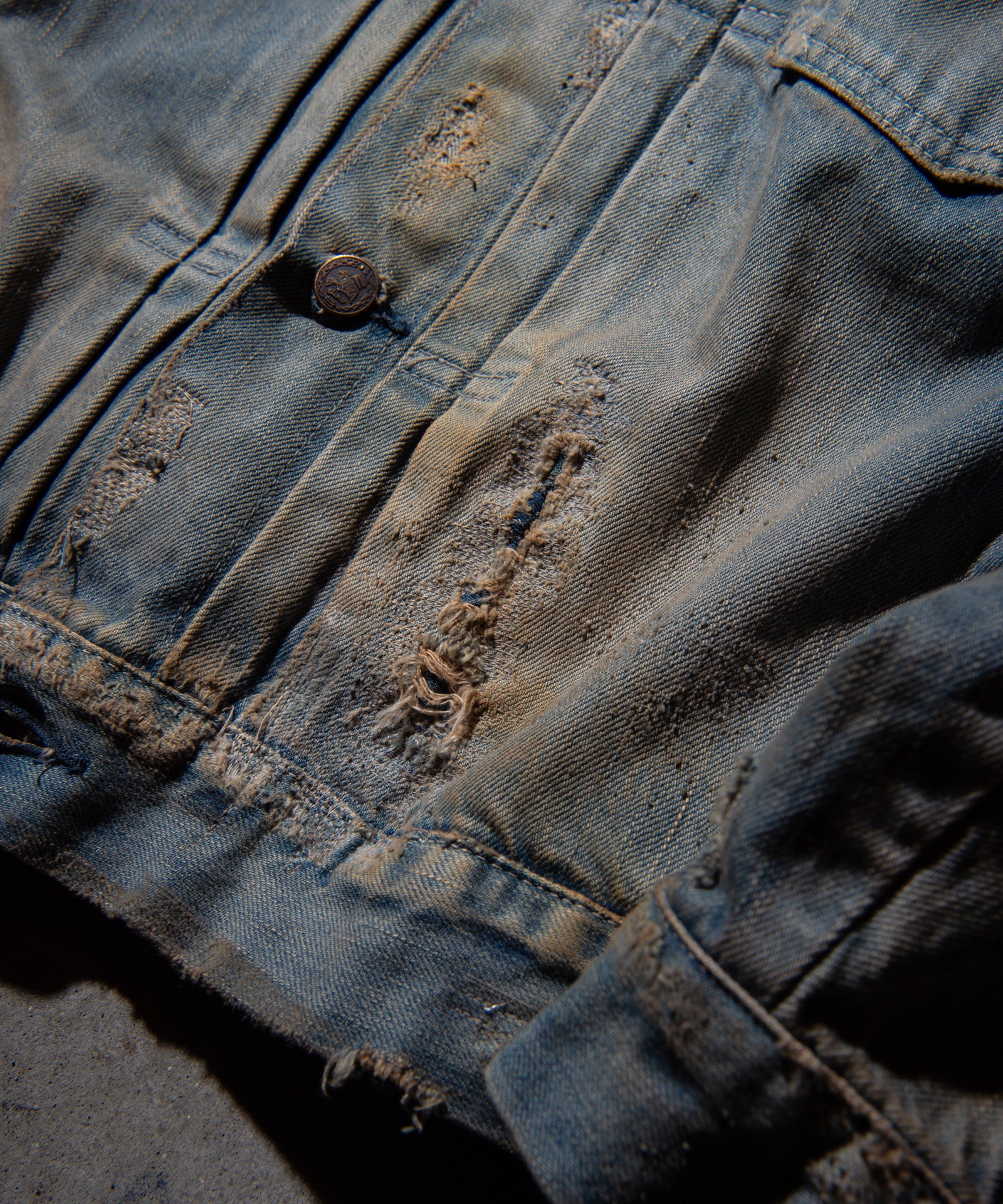 職人の手作業による丹念な汚し加工