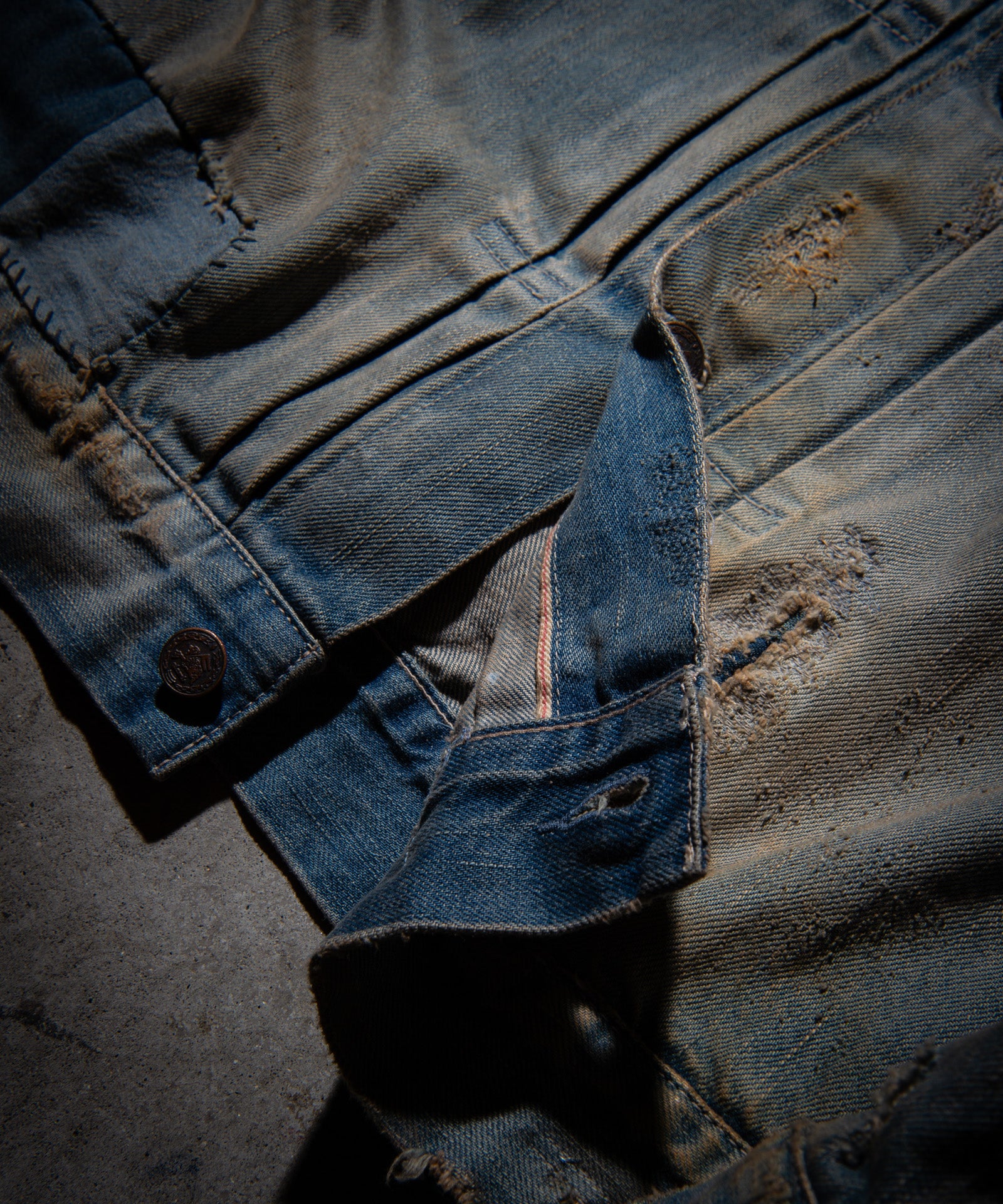 国産セルヴィッジデニムの証、赤耳