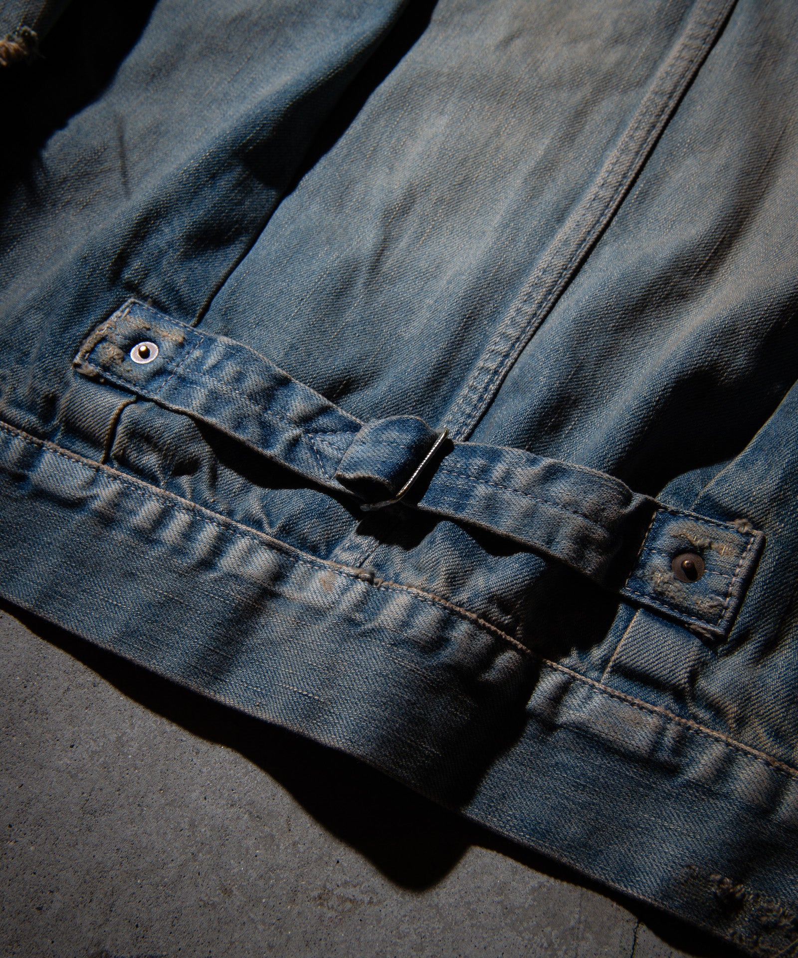 デニムジャケット黎明期に見られたシンチバックを再現