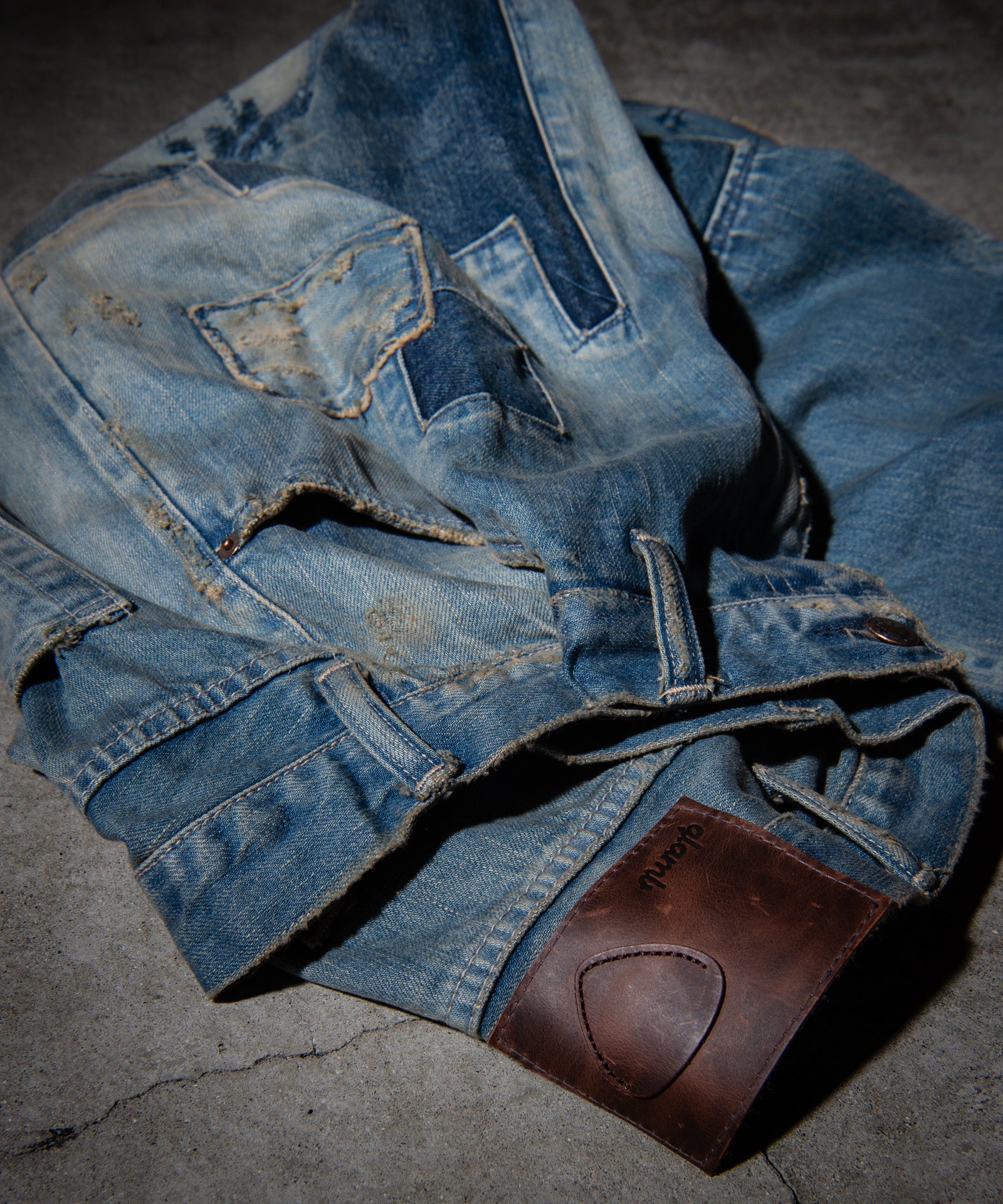 アタリや色落ち、汚しなど職人の手作業で丹念に加工