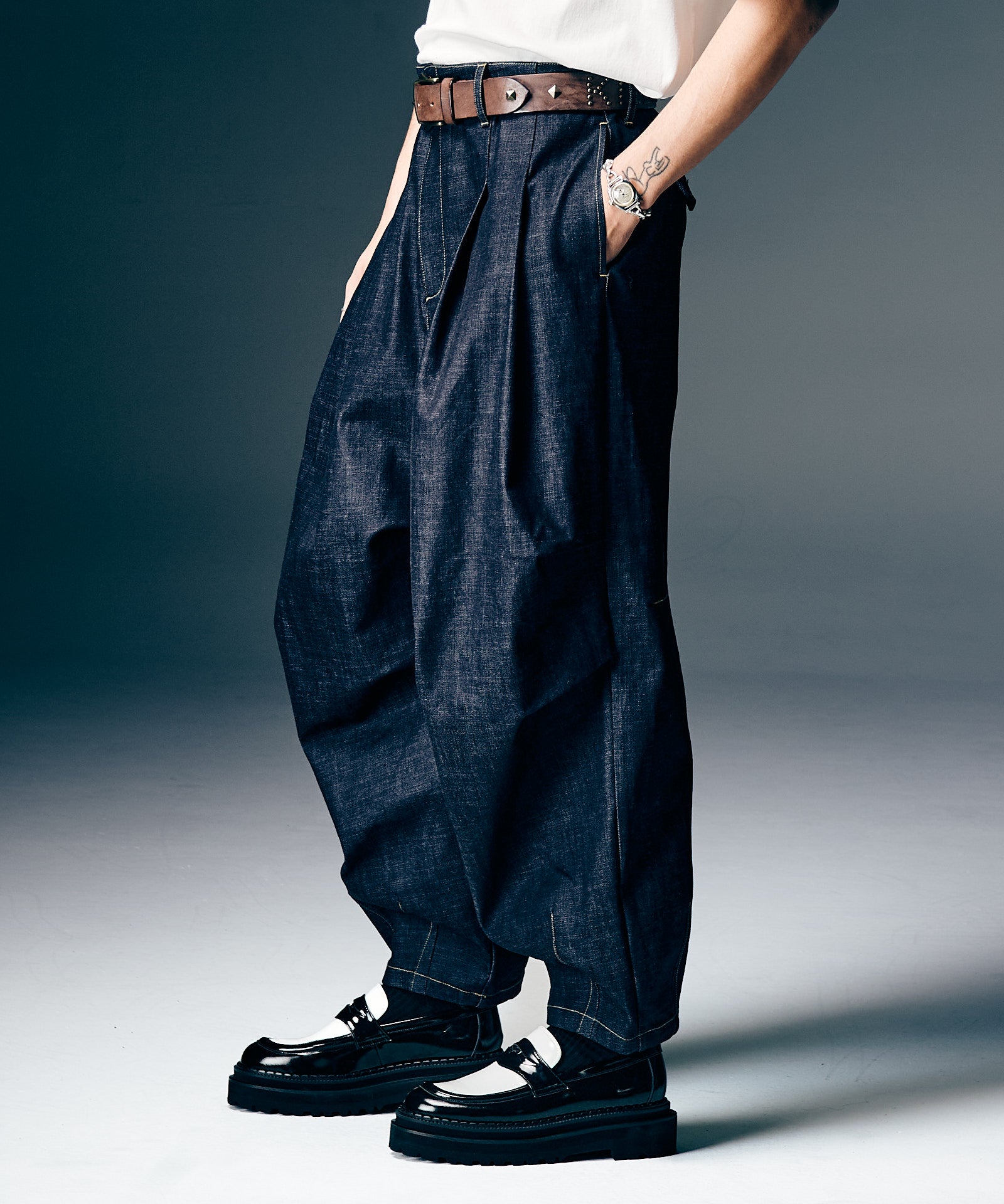 GB0126/P08 : Crossover Tuck Pants / クロスオーバータックパンツ
