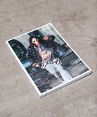 ご購入特典として、ロゴステッカーとコレクションルックブックをプレゼント。