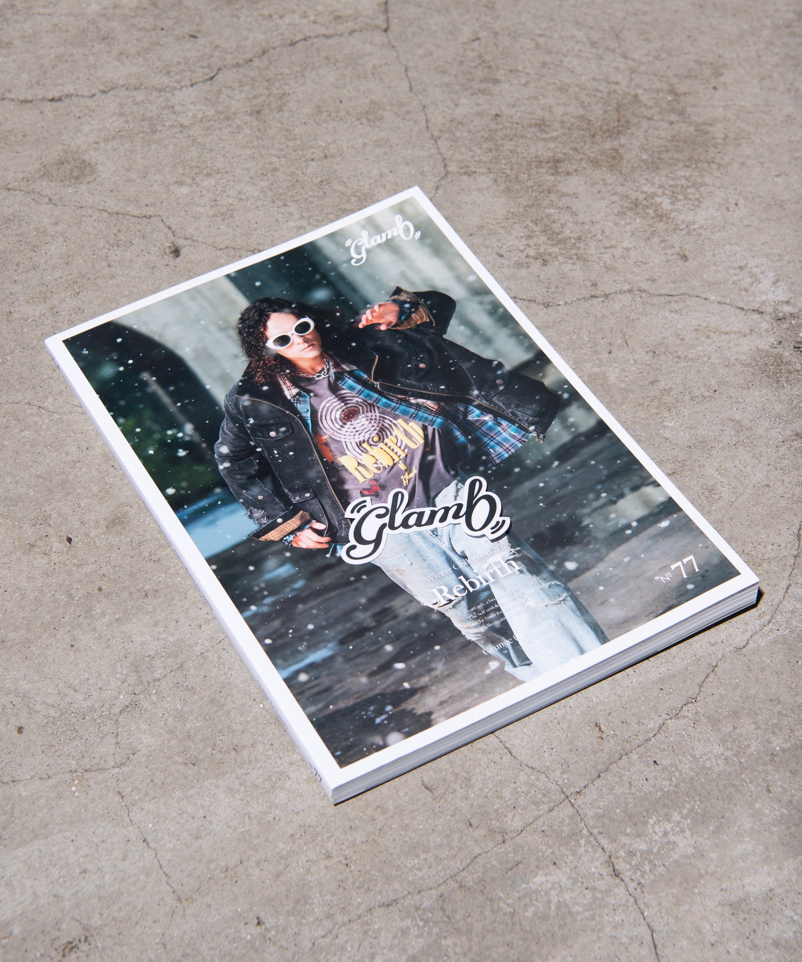 ご購入特典として、ロゴステッカーとコレクションルックブックをプレゼント。