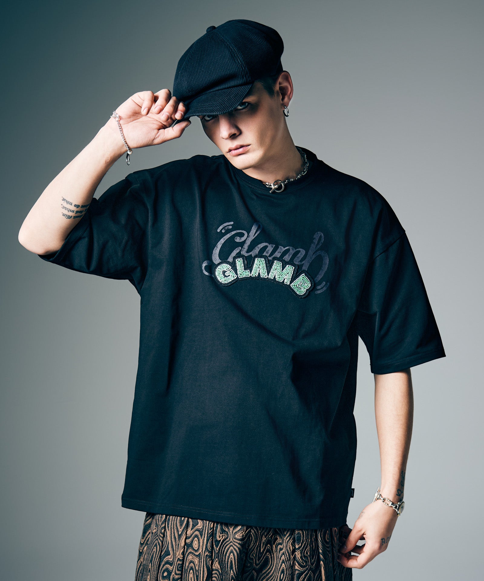 GB0226/CS21 : Glitter Logo T-Shirt / グリッターロゴTシャツ | glamb